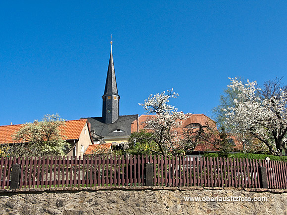 Foto von Peter Hennig PIXELWERKSTATT Frühling in Jauernick-Buschbach mit Stiftskirche St. Wenzeslaus