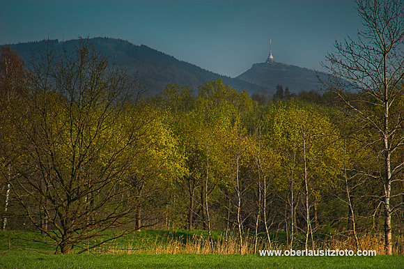 Foto von Peter Hennig PIXELWERKSTATT Landschaft im Frühling, im Hintergrund der Jeschken