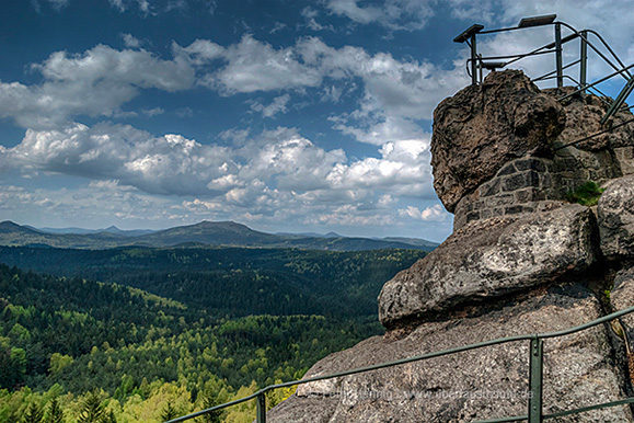 Foto von Peter Hennig PIXELWERKSTATT Der Pfaffenstein in Tschechien, Blick ins Zittauer Gebirge
