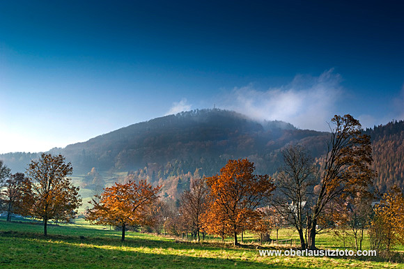 Foto von Peter Hennig PIXELWERKSTATT Landschaftsbild Lausche hinter Herbstlandschaft