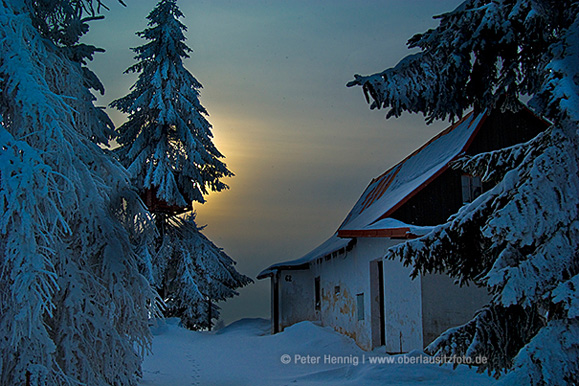 Foto von Peter Hennig PIXELWERKSTATT Abendstimmung im Winter verschneite Bäume und Haus