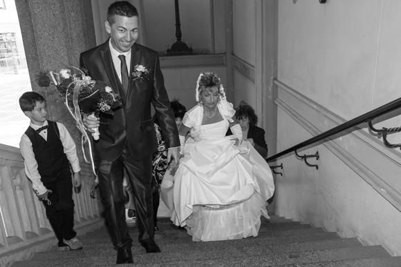 Brautpaar auf Treppe zum Standesamt