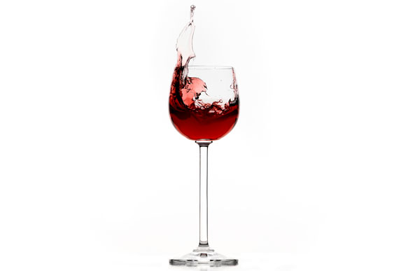 Rotwein spritzt aus Glas, Studiofotografie von Peter Hennig PIXELWERKSTATT 
