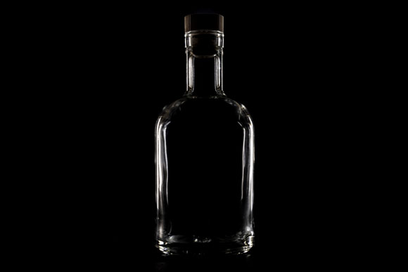 Glasflasche vor schwarzem Hintergrund, Studiofotografie von Peter Hennig PIXELWERKSTATT 
