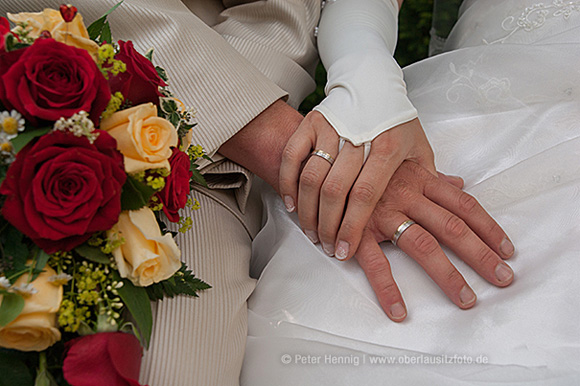 Foto Hochzeit Brautpaar Hände Ringe
