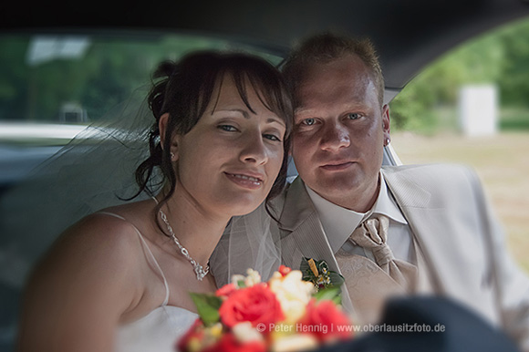 Foto Hochzeit Brautpaar im Auto