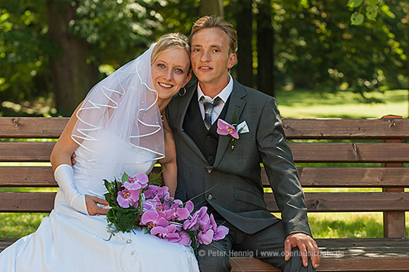 Foto Hochzeit Brautpaar auf Parkpank