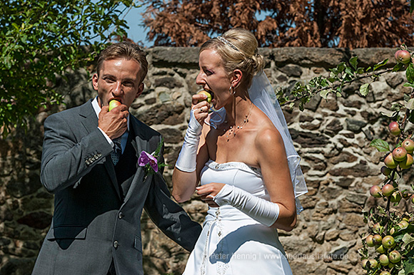 Foto Hochzeit Brautpaar im Schlosspark Krobnitz Äpfel essend