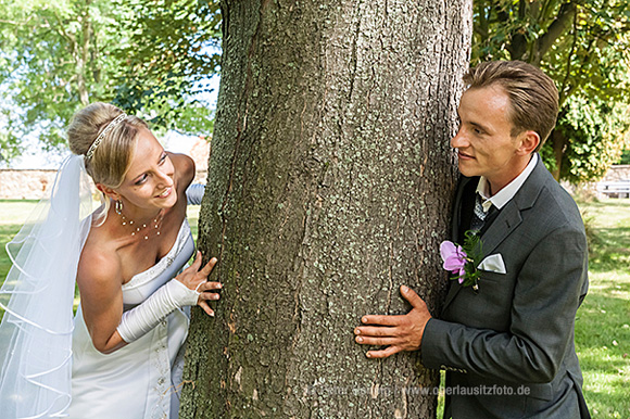 Foto Hochzeit Brautpaar im Schlosspark Krobnitz am Baum