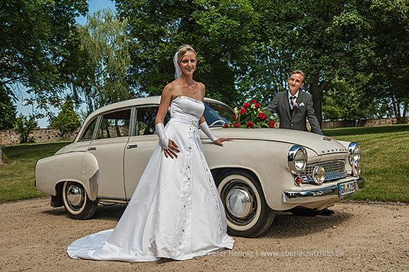 Foto Hochzeit Brautpaar im Schlosspark Krobnitz Wartburg Auto