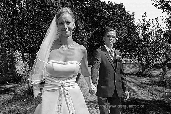 Foto schwarzweiß Hochzeit Brautpaar im Schlosspark Krobnitz