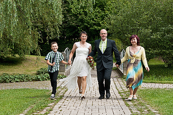 Foto Hochzeit Brautpaar mit Kindern im Park