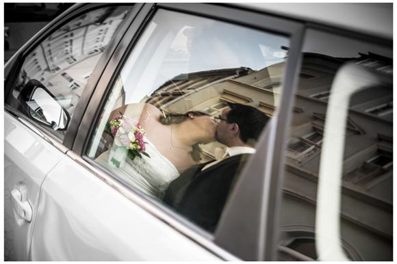 Foto Hochzeit Brautpaar Auto Spiegelung Kuss
